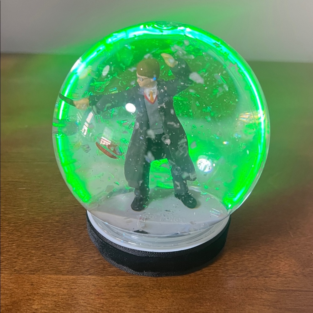 HARRY POTTER Wizard Snow Globe - Picture 7 of 11